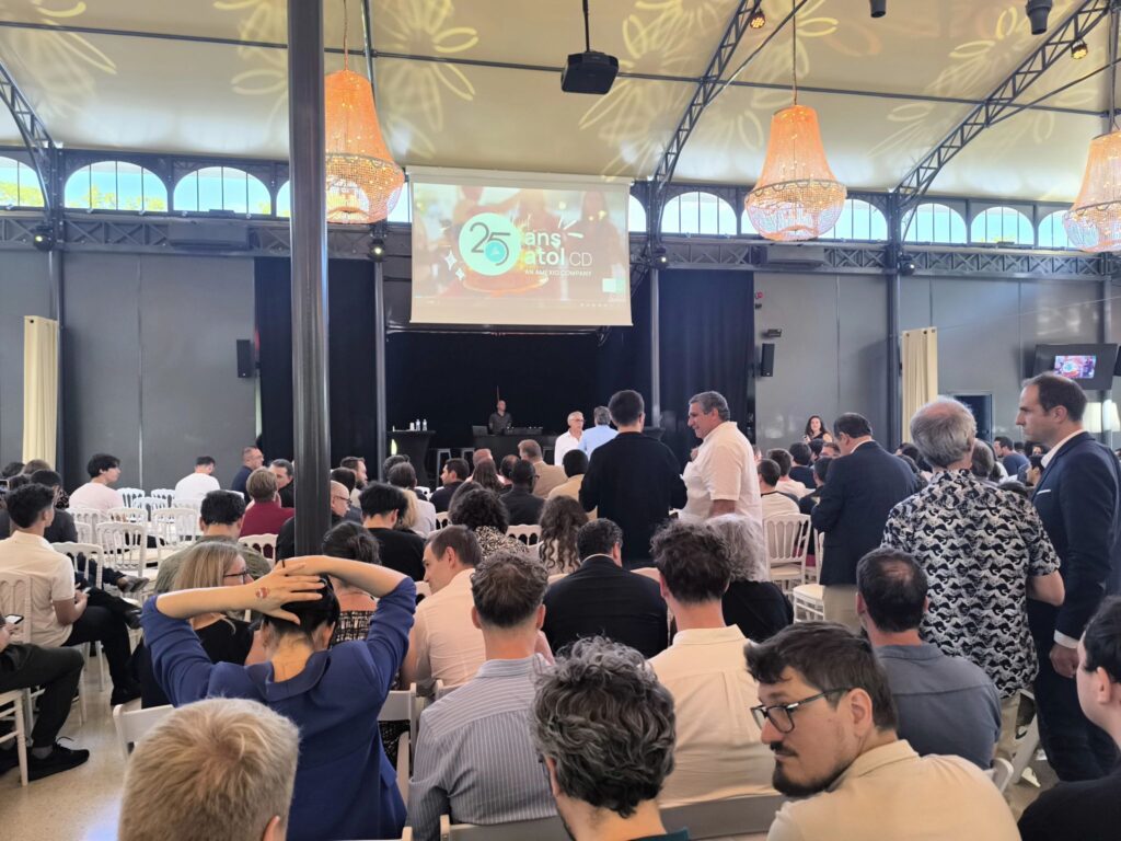 Rassemblement de personnes pour les 25 ans de Atol CD