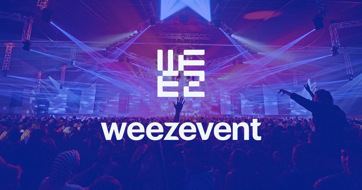 Image d'un concert avec un fond bleu et le logo de Weezevent par dessus