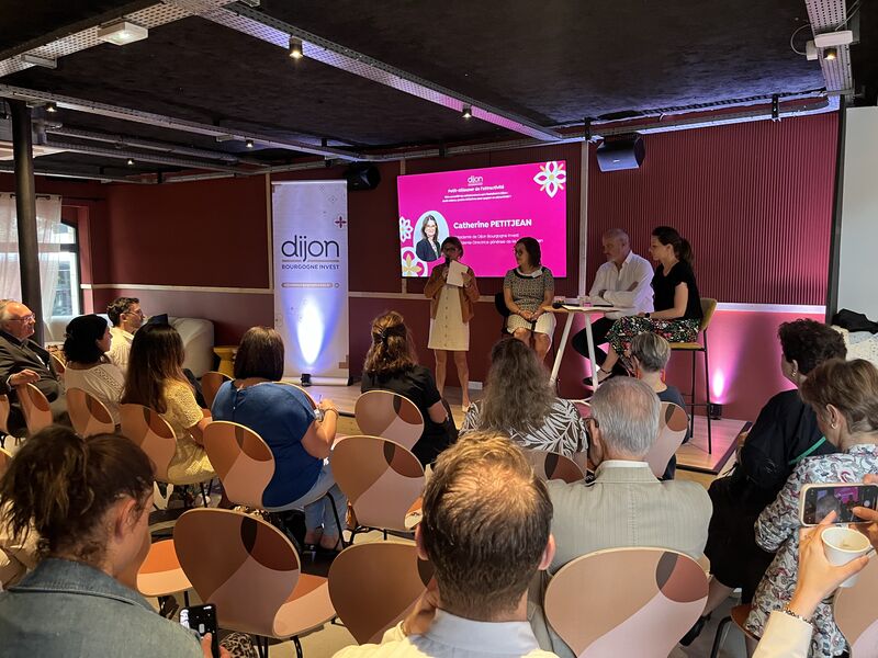 Participants du petit-déjeuner de l'attractivité assis à écouter les 3 intervenants