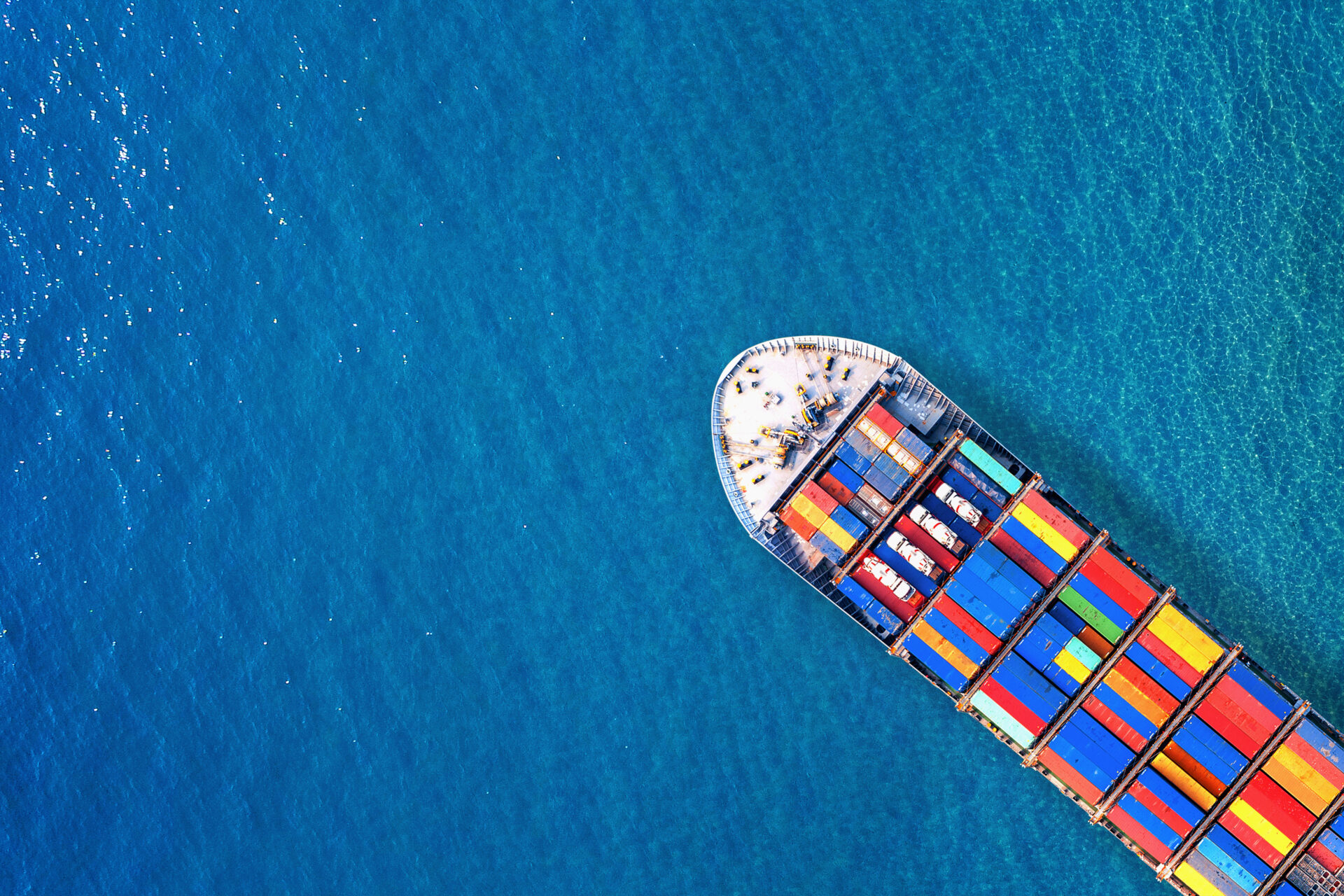 Illustration d’un navire marchand en pleine navigation maritime. Cette image symbolise les activités d’importation internationale menées par Vetia, notamment pour des produits tels que les épices, le café et le thé.